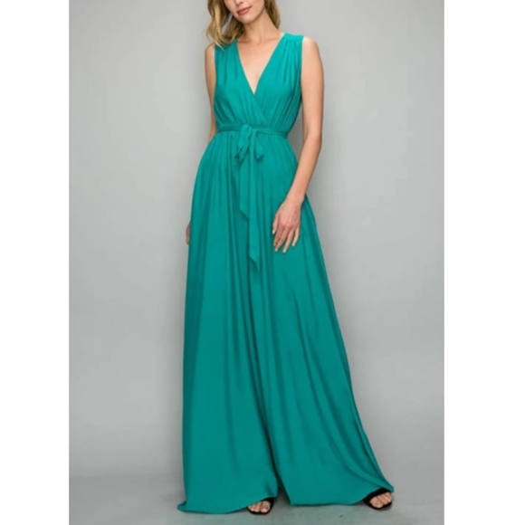 Sleeveless Emerald Maxi Dress - Picture 3 of 5